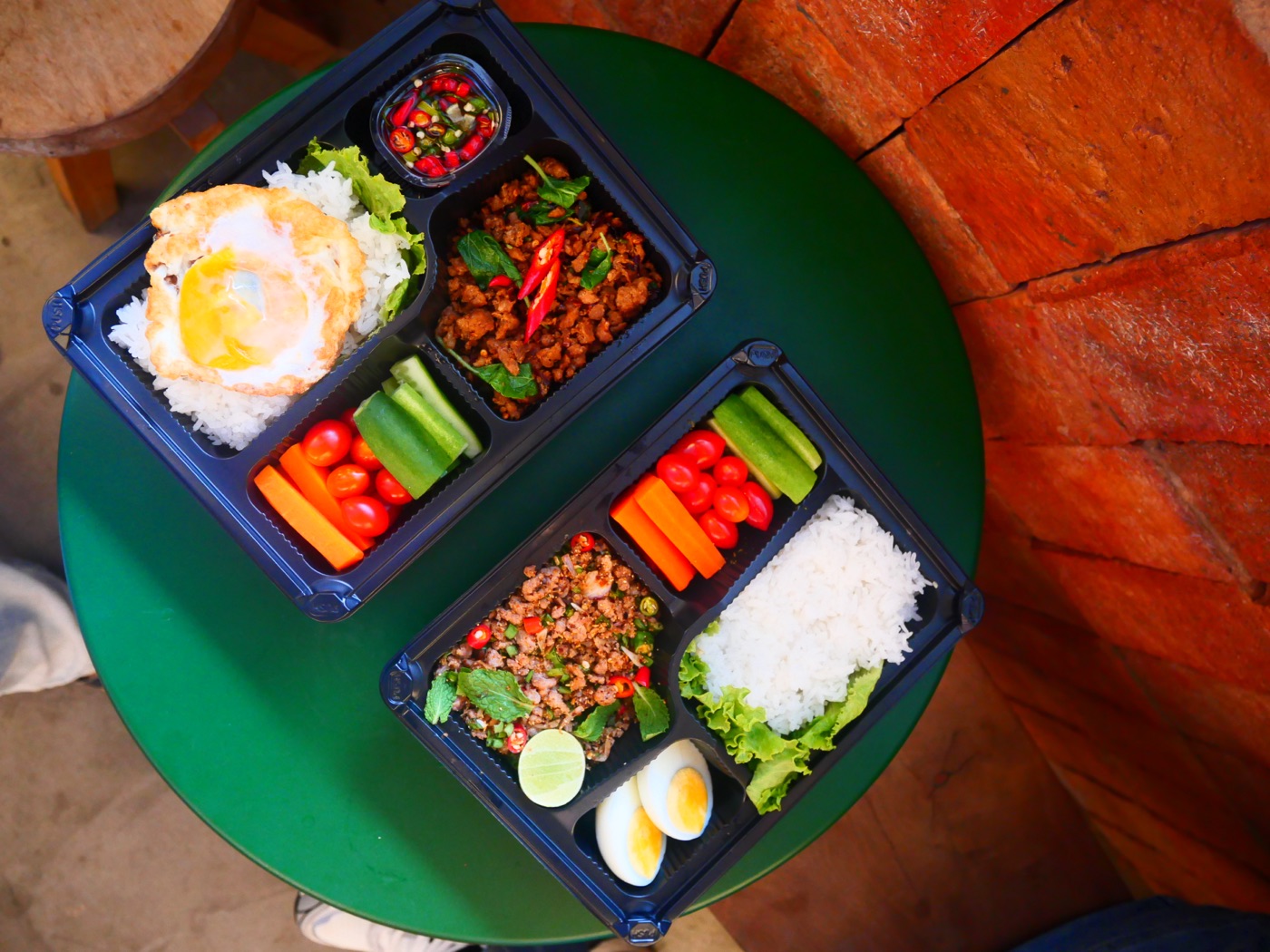 ข้าวกล่องผักล้น กะเพราไข่ดาว และเซตข้าวหน้าลาบ — Pak Lonn lunch boxes