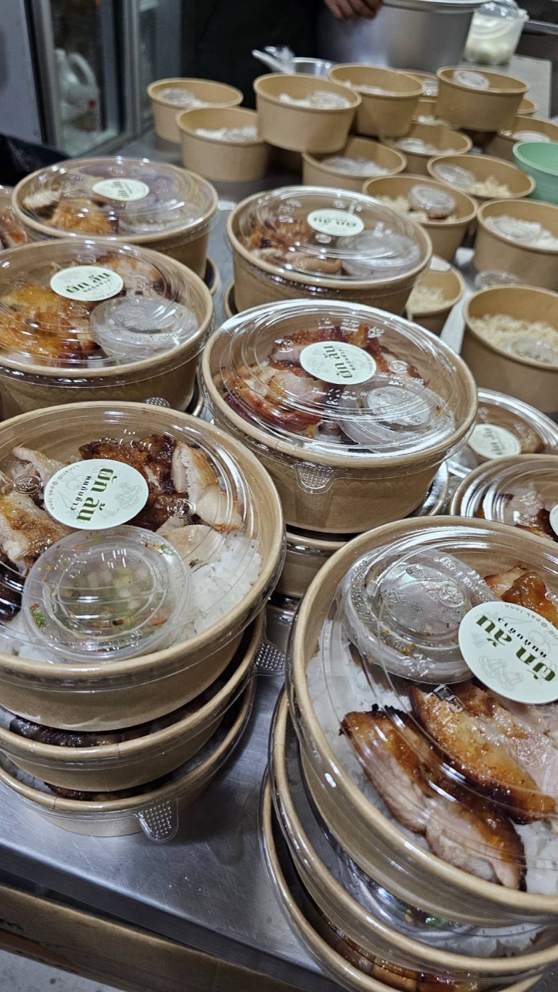 ข้าวไก่ย่างในชามกระดาษ พร้อมส่งออเดอร์จัดเลี้ยง — Grilled chicken rice bowls for a catering order