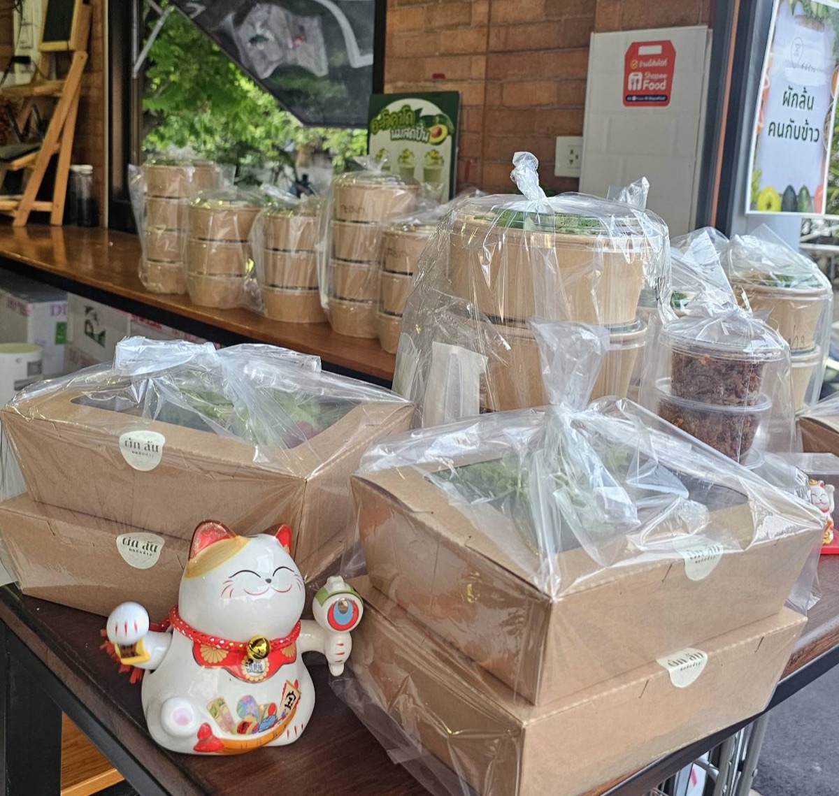 ออเดอร์จัดเลี้ยงแพ็กพร้อมส่งที่ร้าน — Catering order packed at the shop