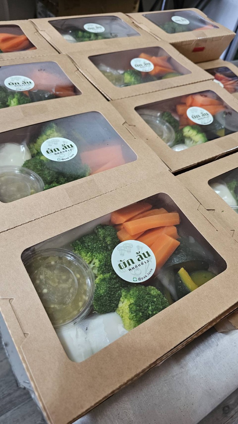 กล่องผักต้มพร้อมน้ำจิ้ม — Boiled veggie boxes with dipping sauce