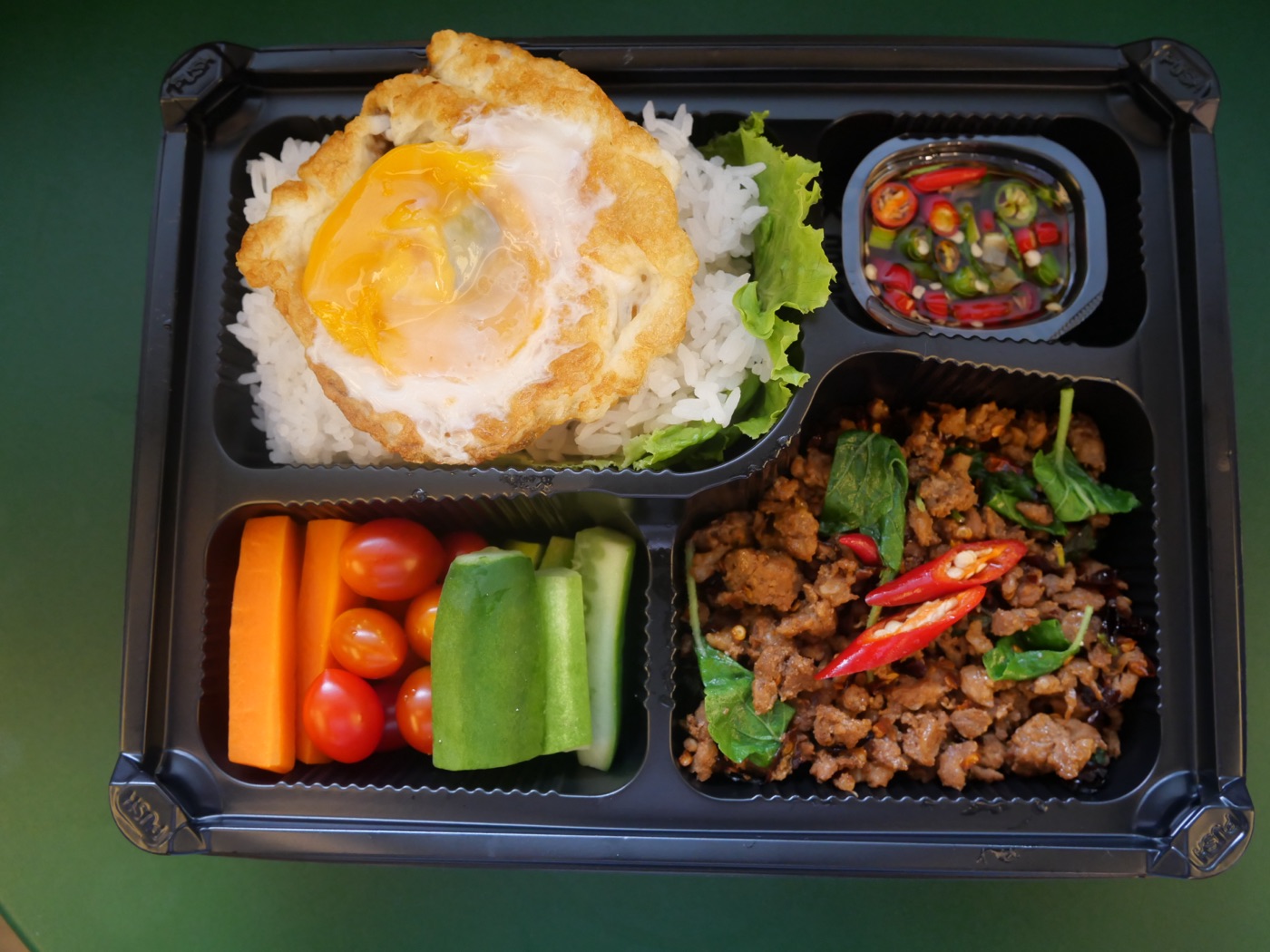 เซตกะเพราหมู ไข่ดาว ผักสด ในกล่องข้าว — Holy basil pork set with fried egg lunch box