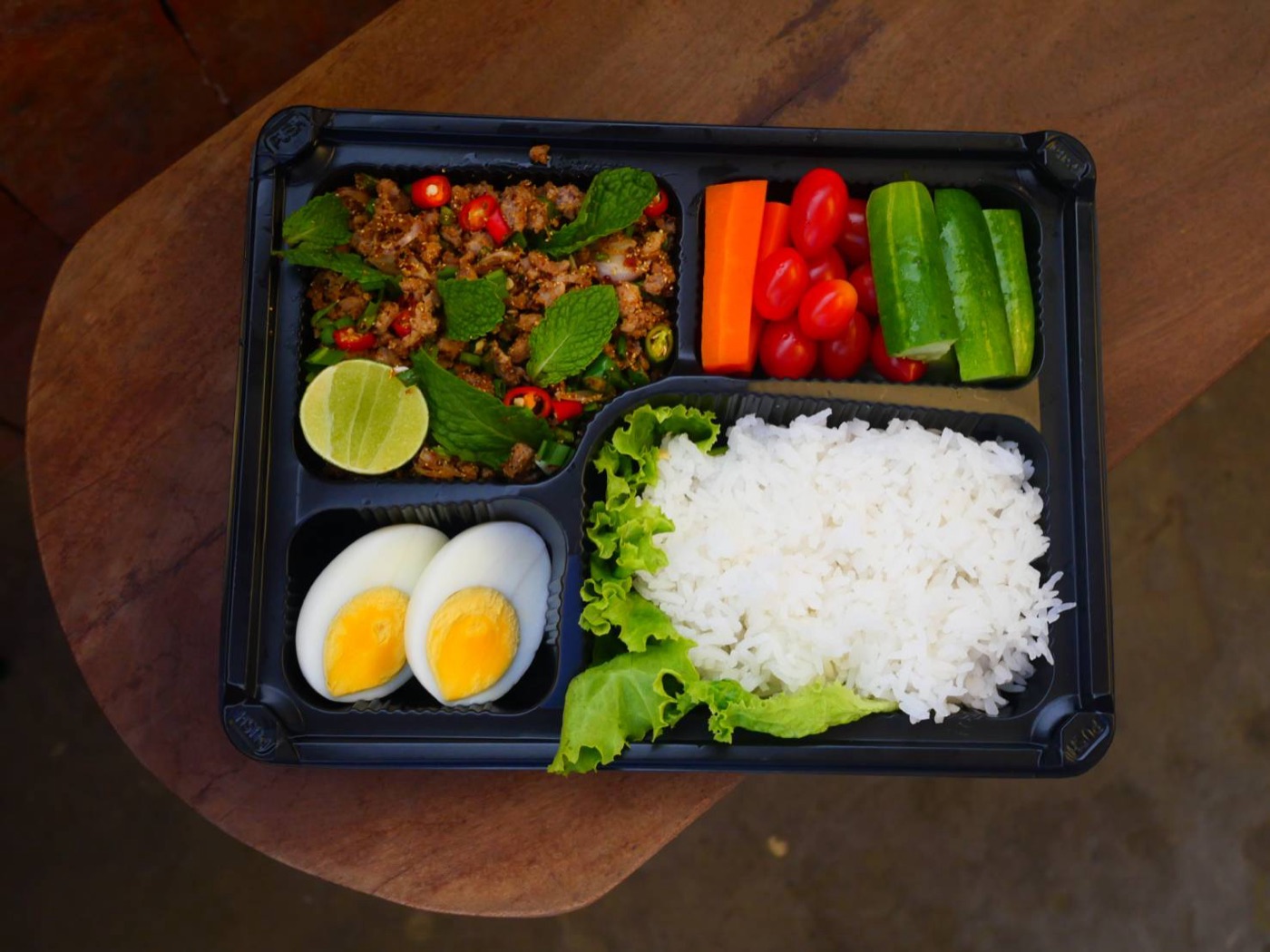 เซตข้าวหน้าลาบ ไข่ต้ม ผักสด — Larb rice set lunch box