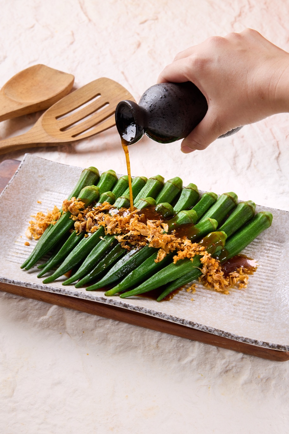 กระเจี๊ยบราดน้ำมันหอย — Okra with Oyster Sauce