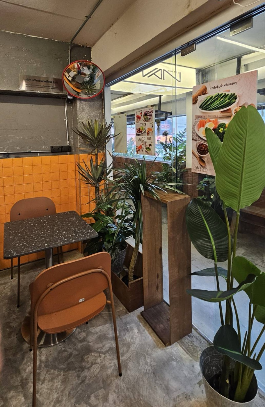 ที่นั่งในร้าน สาขาสาทร — Seating inside the Sathorn branch